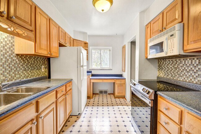 Building Photo - 1940 Chalmers Dr