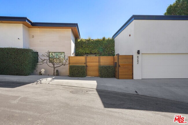 Foto del edificio - 8242 Hillside Ave