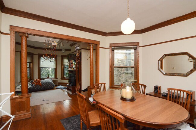 Building Photo - 1336 W Cornelia Ave