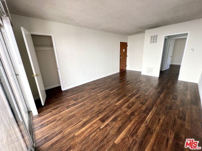 Foto del edificio - 11727 Mayfield Ave
