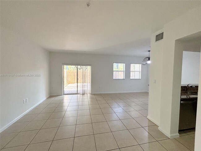 Foto del edificio - 8960 NW 97th Ave