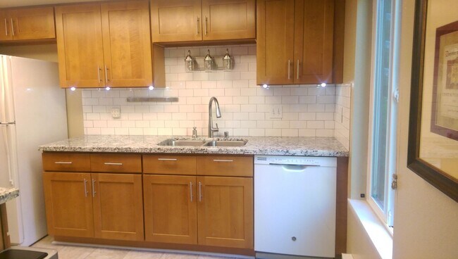 Foto del edificio - 3 Bed, 1.75 bath Condo w/2 parking spots i...