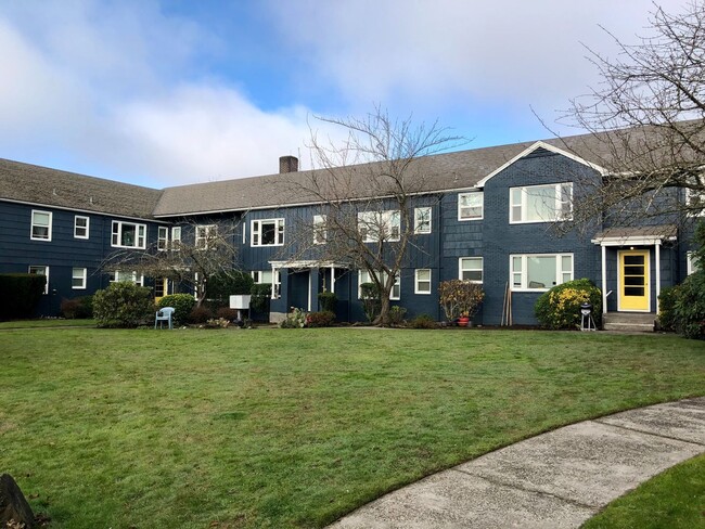 Spacious Top Floor 2 Bed, 1 Bath Vintage Gem! - Spacious Top Floor 2 Bed, 1 Bath Vintage Gem! Apartment