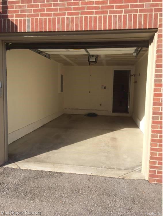 Foto del edificio - 28017 Hopkins Dr