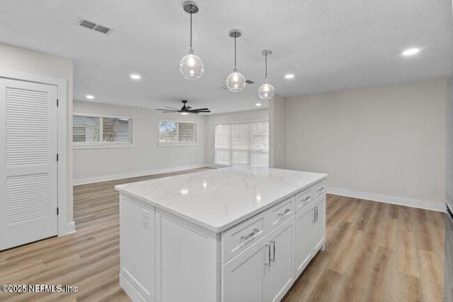 Building Photo - 10856 Hawaii Dr S