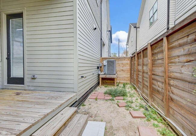 Building Photo - 2539 Judiway St