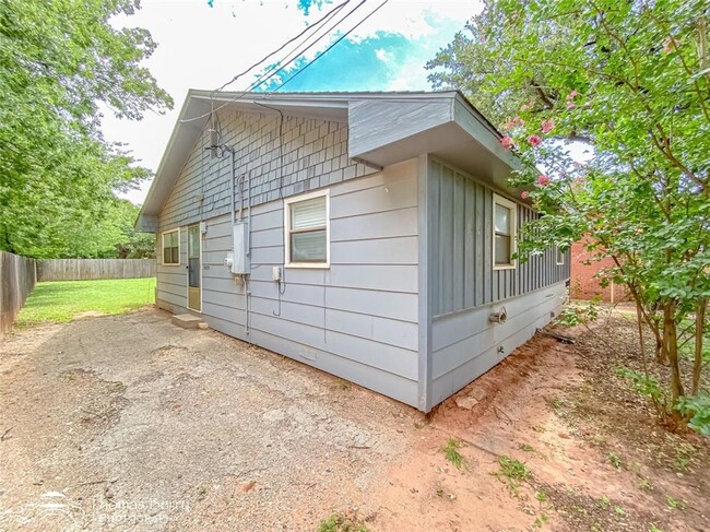 Building Photo - charming 2-bedroom, 1-bathroom