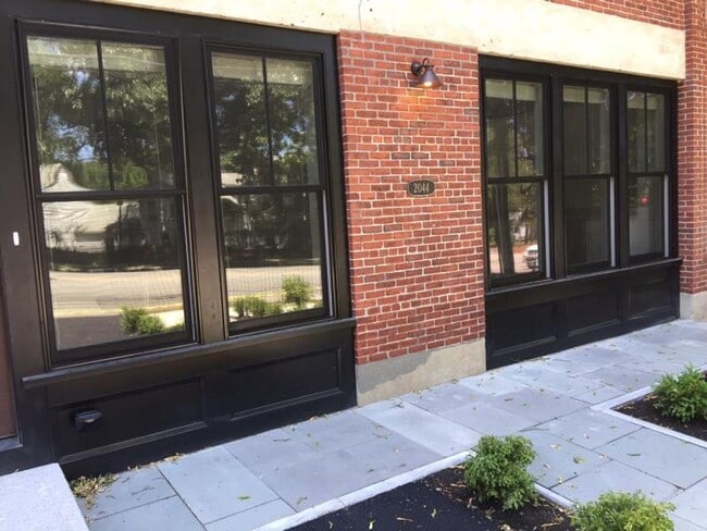 Building Photo - Newton Townhouse Available for Summer Move-In