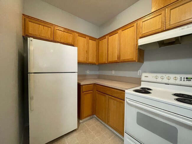 Building Photo - Charming 3 Bd, 2.5 Ba Pet-Friendly Home in Hillsboro ~ Washer & Dryer Included, Single-Car Garage...