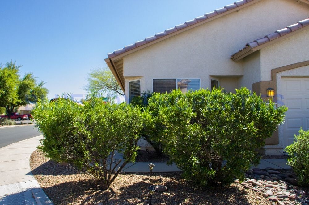 Primary Photo - 3 Bed & 2 bath off Twin Peaks
