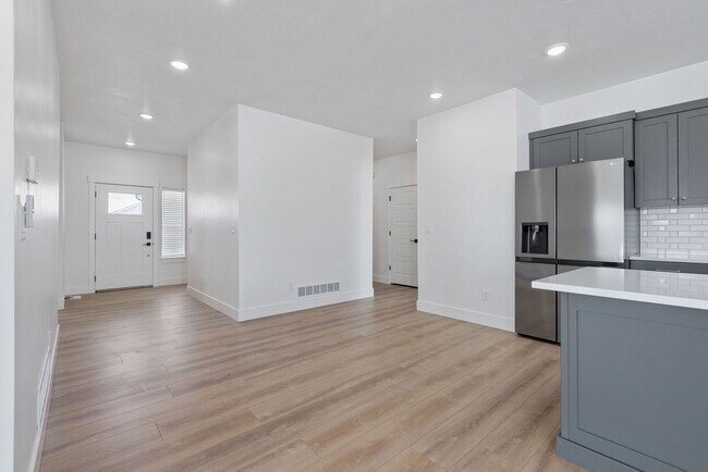 Building Photo - 535 S Cutler Ave