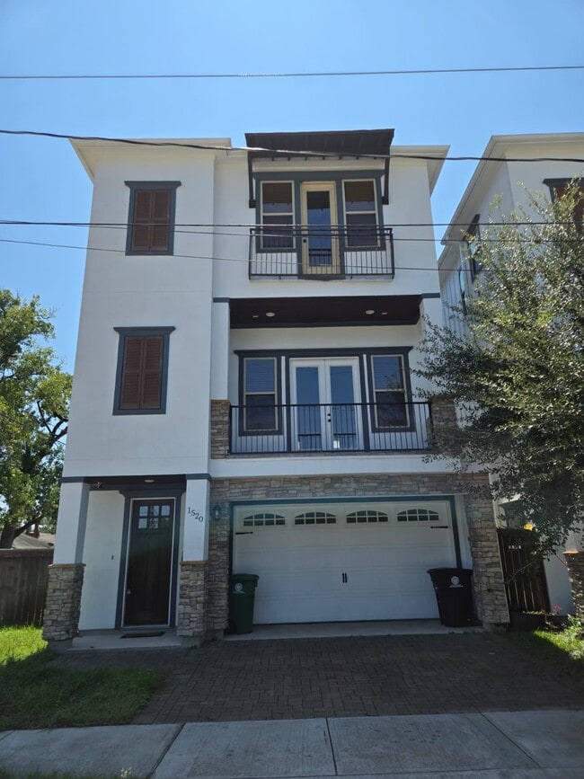 Building Photo - 1520 Amundsen St