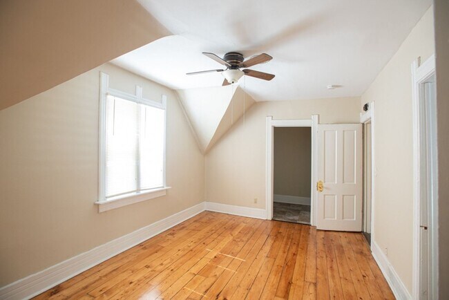Foto del edificio - 2573 N Bartlett Ave