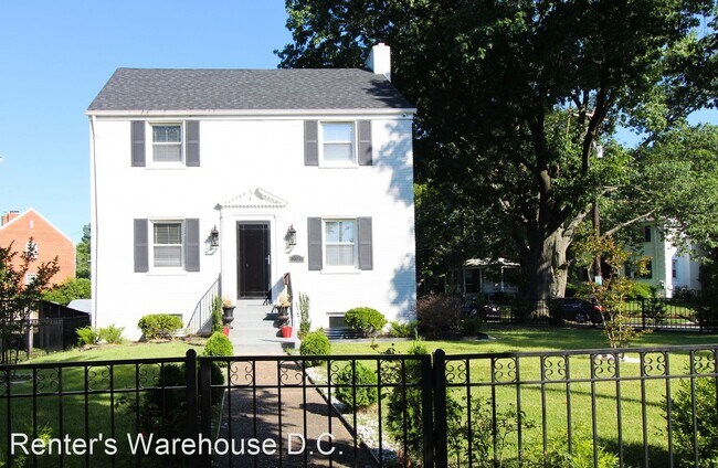 Foto del edificio - 3 br, 2.5 bath House - 1720 Michigan Ave NE
