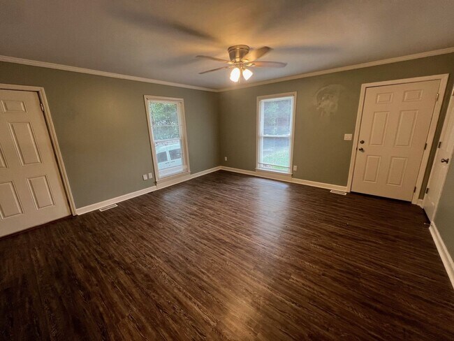 Building Photo - 2 Bedroom House in University Area
