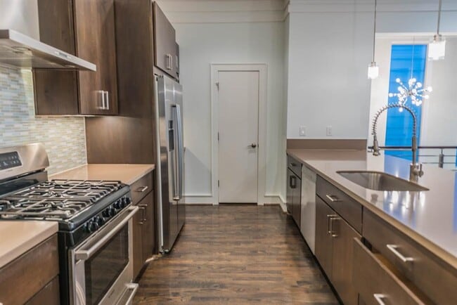 Building Photo - 5325 Lillian St
