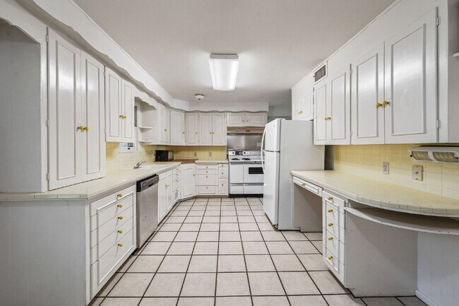 Foto del edificio - 4 bedroom one block from campus!