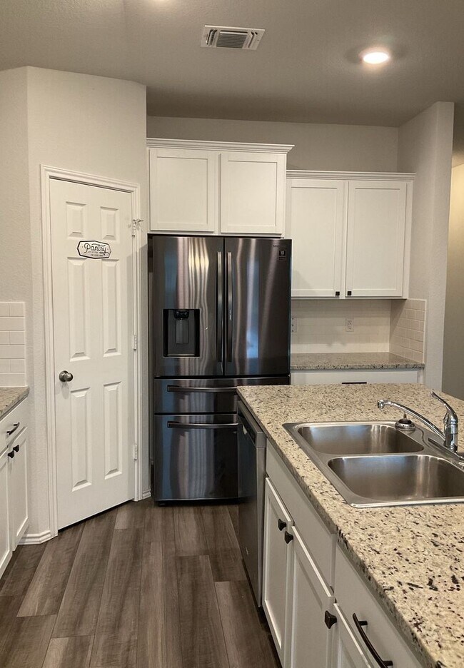 Foto del edificio - NEW IN MANAGEMENT - AVAILABLE NOW!