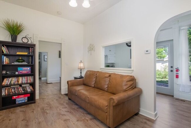 Building Photo - Lovely 1 Bedroom 1 Bathroom Old Town Home!