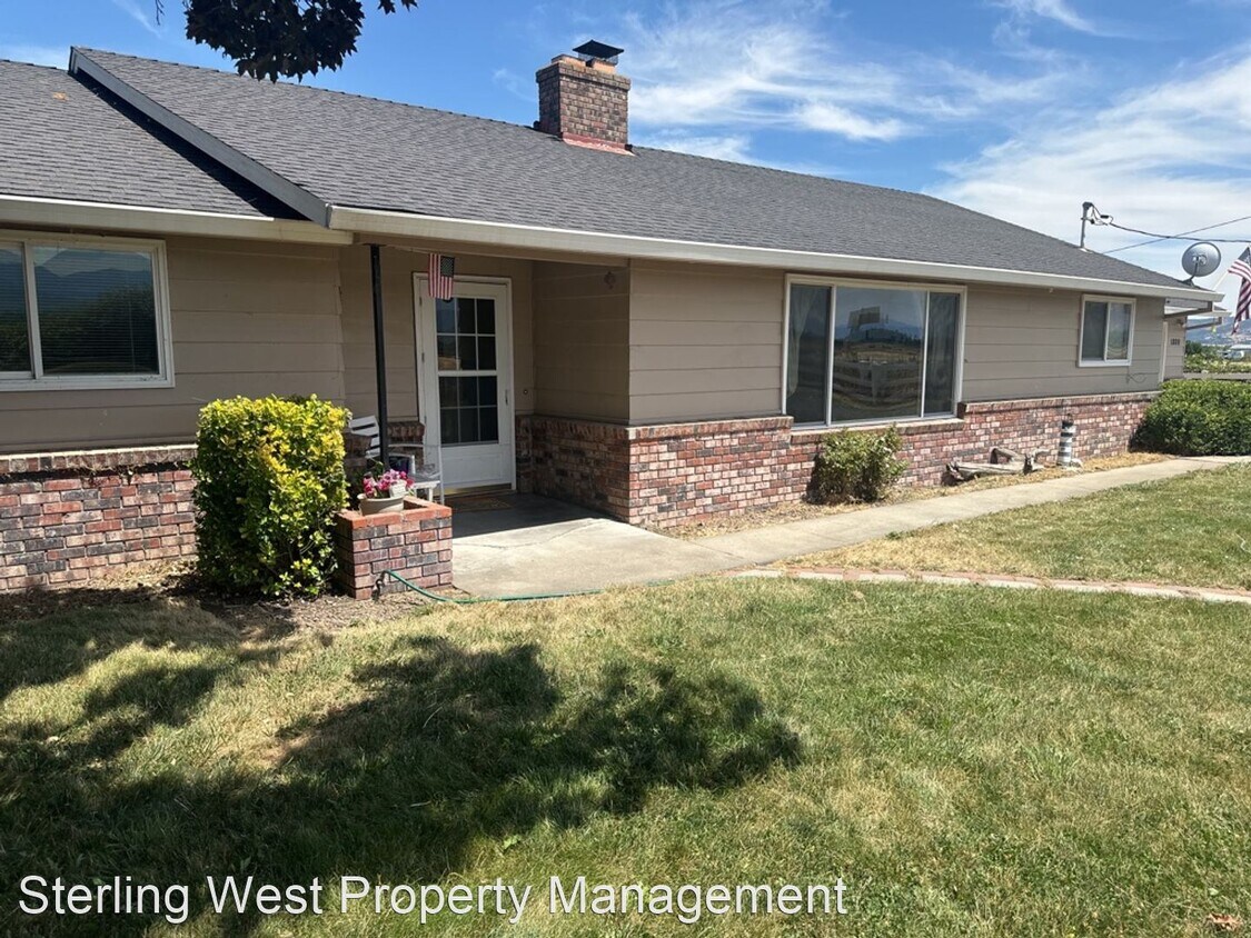 3 br, 2.5 bath House 1800 Rossanley Dr House Rental in Medford, OR
