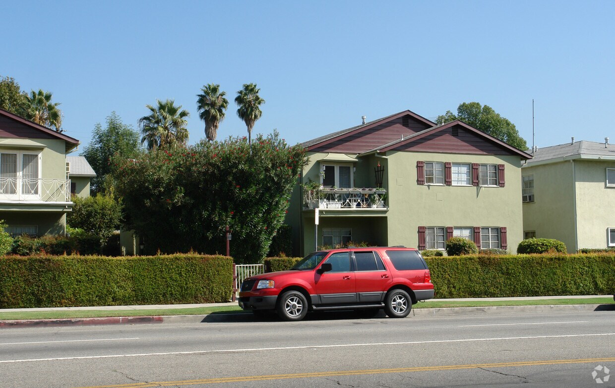 Foto del edificio - 5854 Woodman Ave