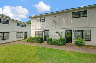 Building Photo - 689 Miles
