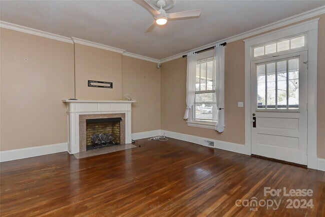 Foto del edificio - 807-809 W Franklin St