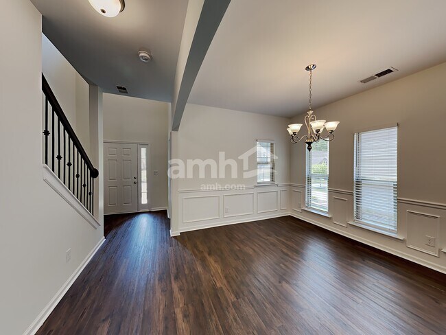 Building Photo - 1522 Balvaird Dr SE