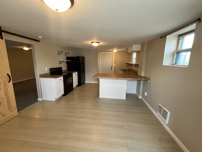 Building Photo - 1138 W 11th St