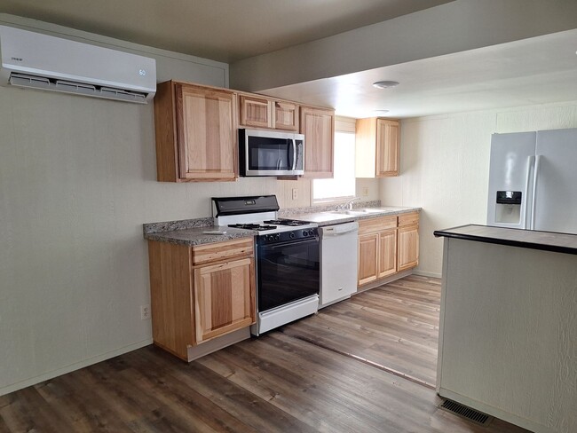 Building Photo - Newly Renovated 3 Bed 1.5 bath mobile home