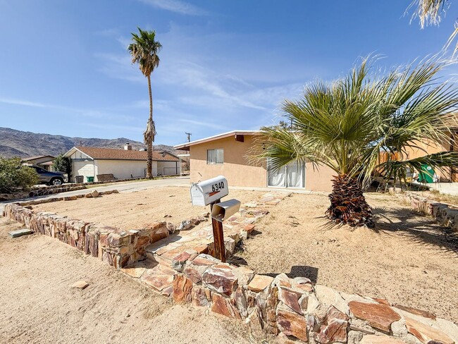 Foto del edificio - 29 Palms Home with Garage