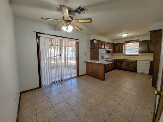 Foto del edificio - 3 Bedroom 1.5 Bath Brick home in Shawnee