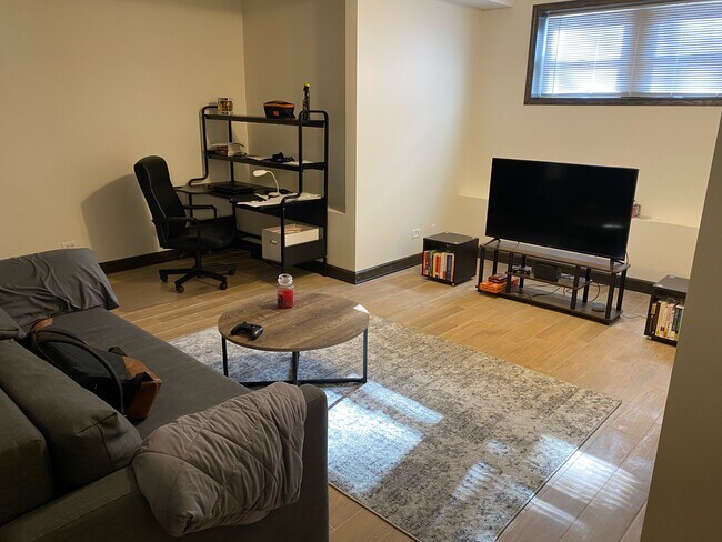 Living Room - 6415 N Greenview Ave