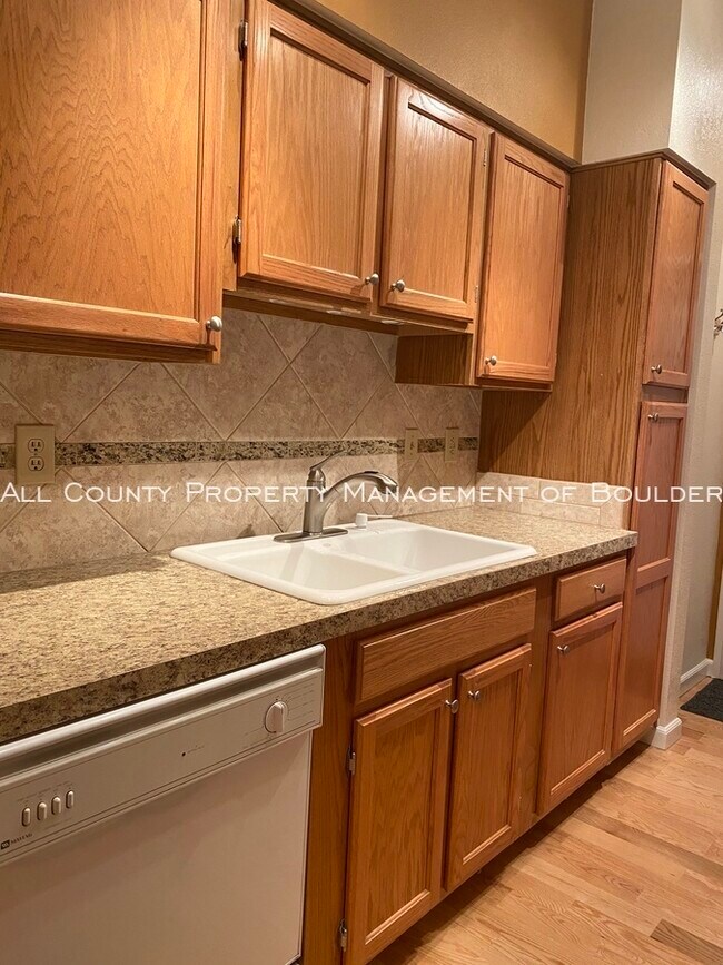 Building Photo - Ground Level Condo in Great Location