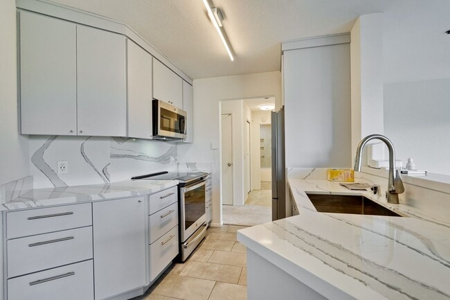 Building Photo - Remodeled 1 bedroom 1 bath penthouse condo...