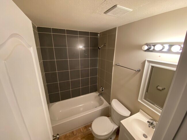 Building Photo - 10411 Floral Dr