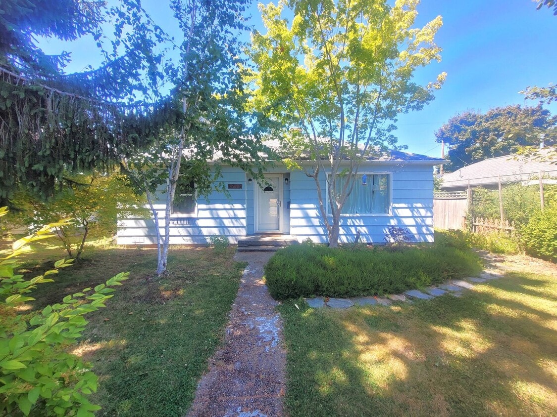Primary Photo - Charming Two Bedroom Home with Beautiful Y...