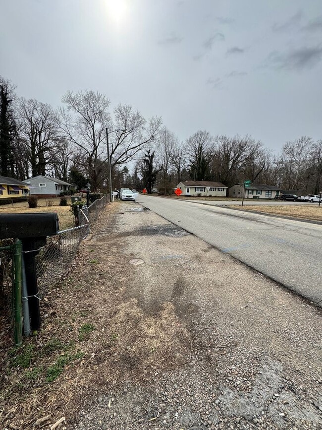 Building Photo - 5 bed 2 bath, central all electric HVAC, laundry, fenced yard house!