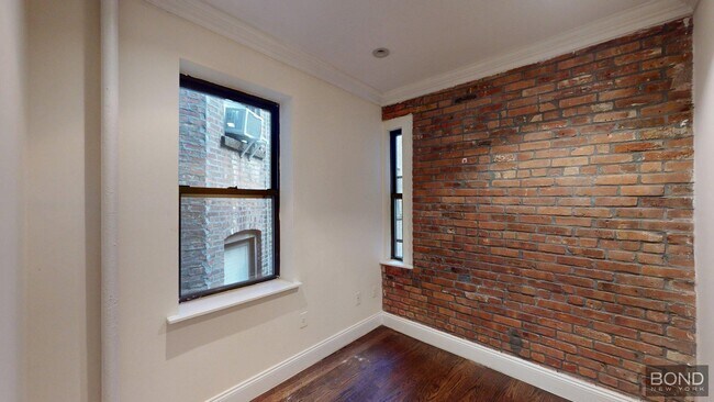 Building Photo - 610 E 9th St
