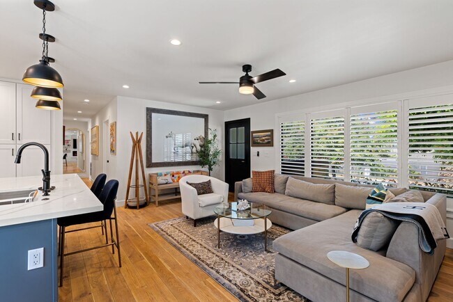 Foto del edificio - Charming 2BR/2BA + Bonus Room Home in Coas...