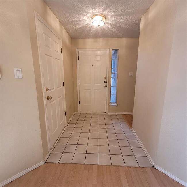 Foto del edificio - 1204 Cedar Oaks Dr