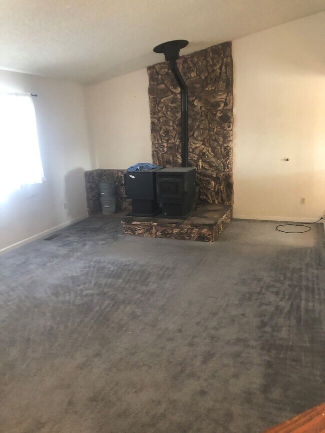 Foto del edificio - $3300 - FANTASTIC HOME ON ACRE - DAY BASEM...