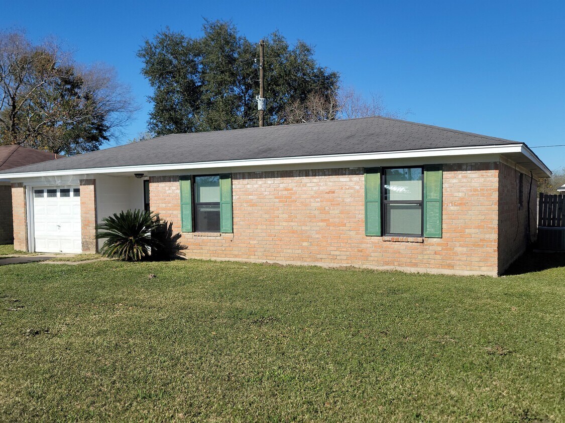 Primary Photo - 9 Parkland Cir