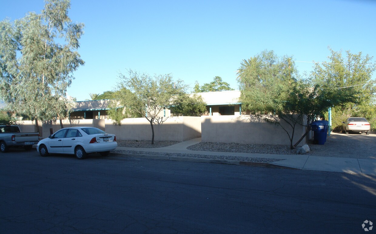 Building Photo - 250 N Santa Rita Ave