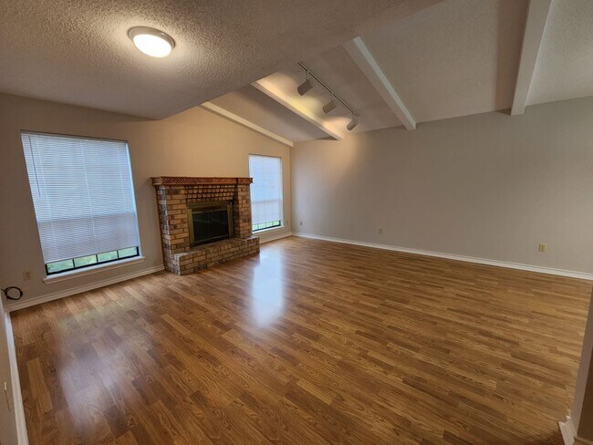 Building Photo - Cute 3/2 House in PG Area