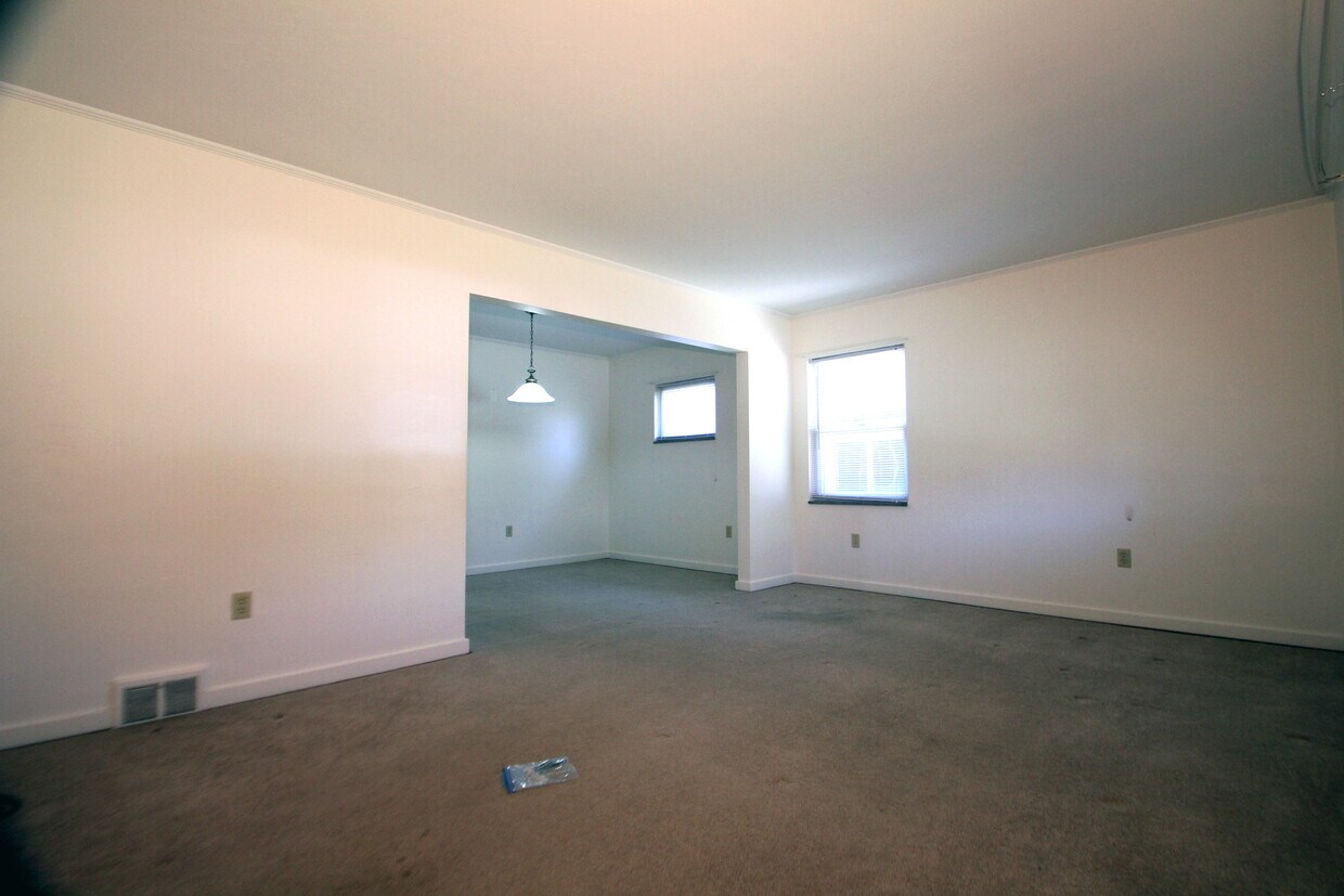 living rm going to dining r - 4513 Main St
