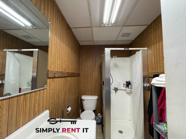 Building Photo - 3 Bedroom House On Campus, Free Parking! A...