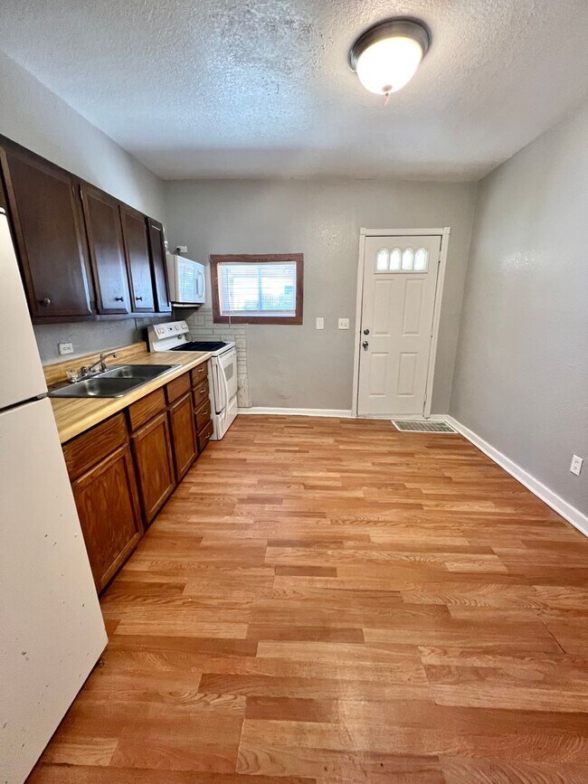 Building Photo - New Listing!! 2 Bedroom 1 Bathroom!!
