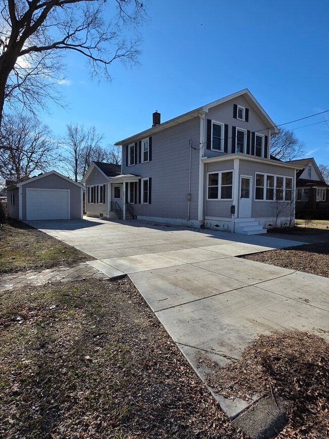 Building Photo - 717 W Main St