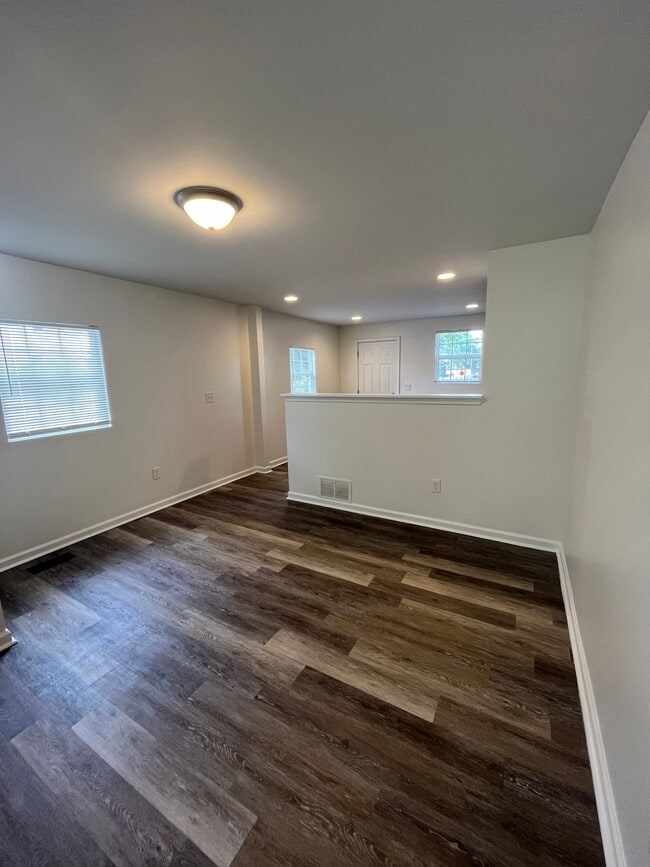 Building Photo - 360 E Hinman Ave